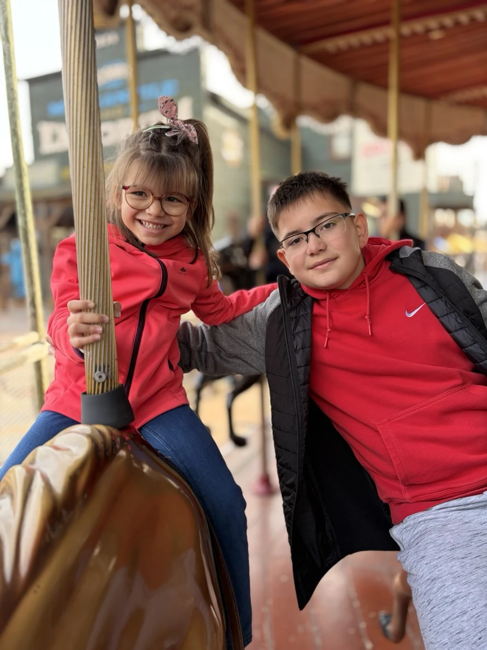 Nathan et Lana entrain de faire du manège